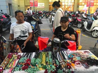 鄭州二七區“溫暖之家” 地攤上的手工藝品，每一件都藏著一個故事